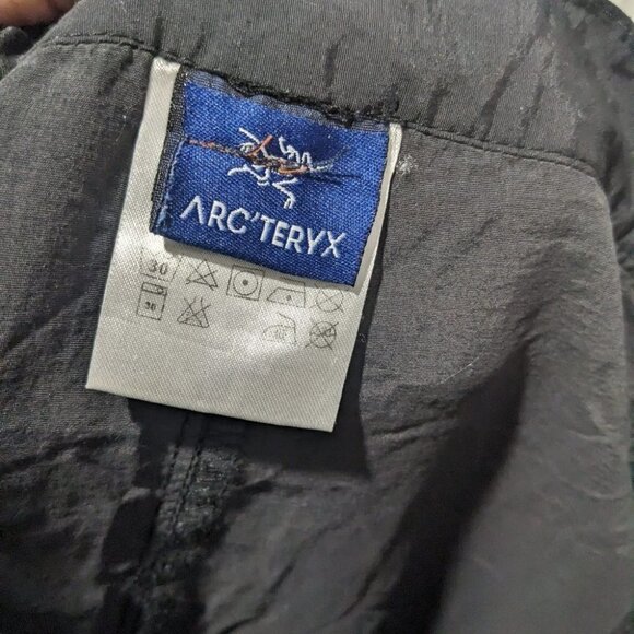 ARC'TERYX | Women's Zip-off Convertible Hiking Pants in Black - Picture 7 of 8